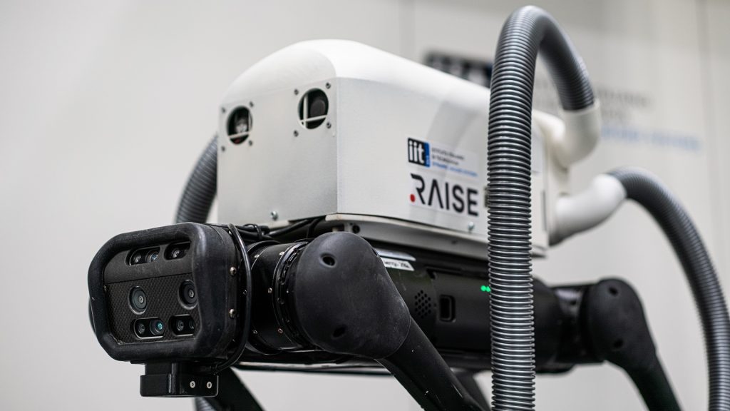 Ecosistema RAISE - VERO robot quadrupede guidato da intelligenza artificiale elimina mozziconi sigarette